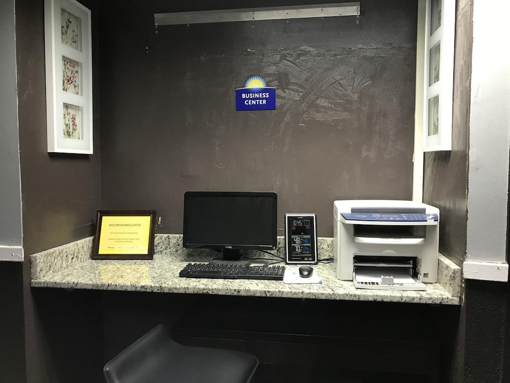 Days Inn By Wyndham Livonia Canton Detroit Экстерьер фото