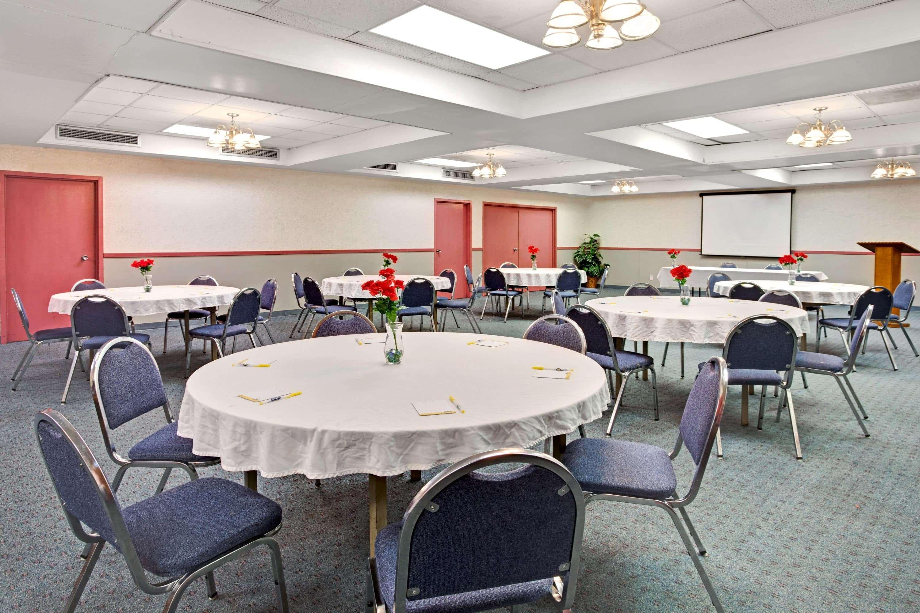 Days Inn By Wyndham Livonia Canton Detroit Экстерьер фото
