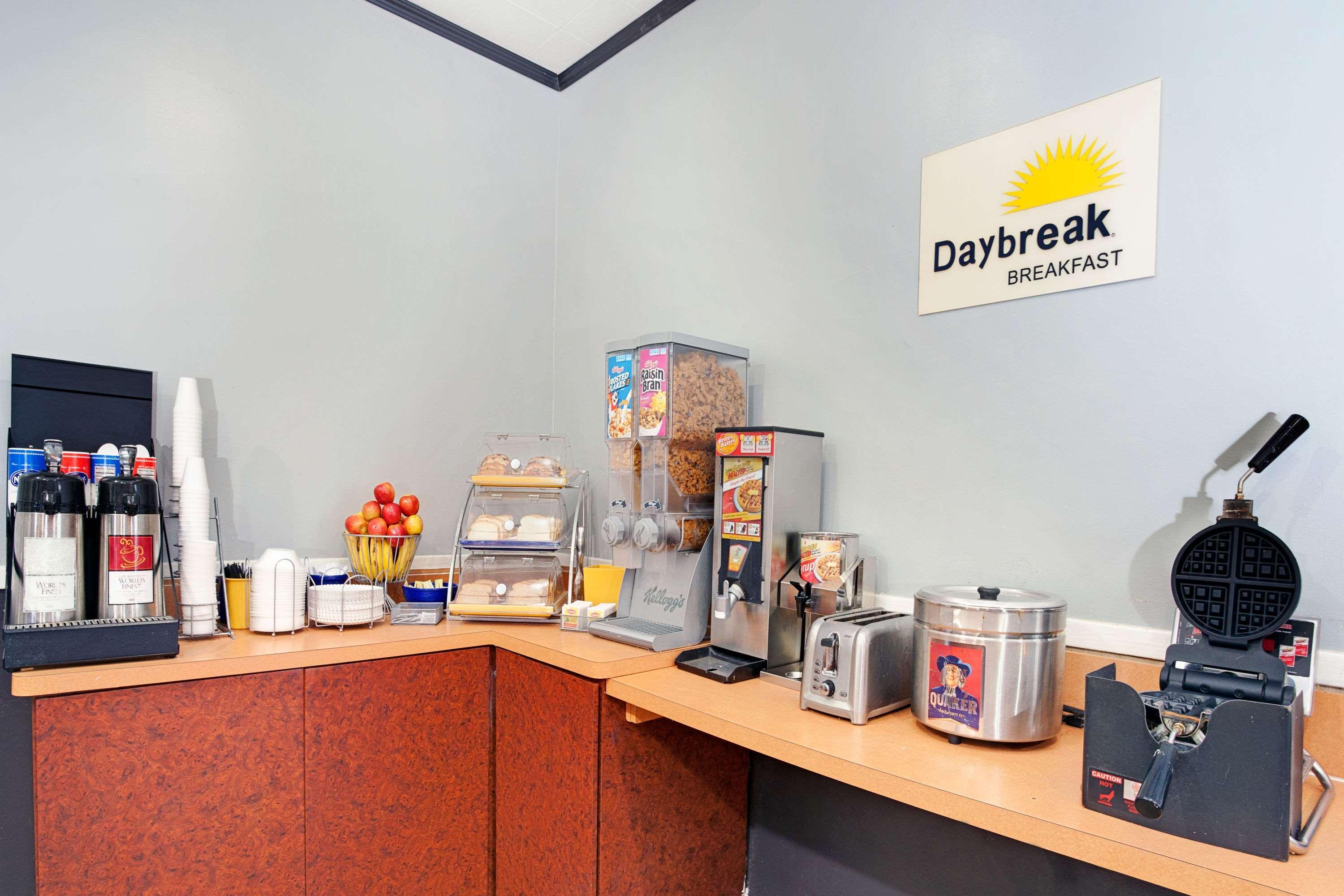 Days Inn By Wyndham Livonia Canton Detroit Экстерьер фото