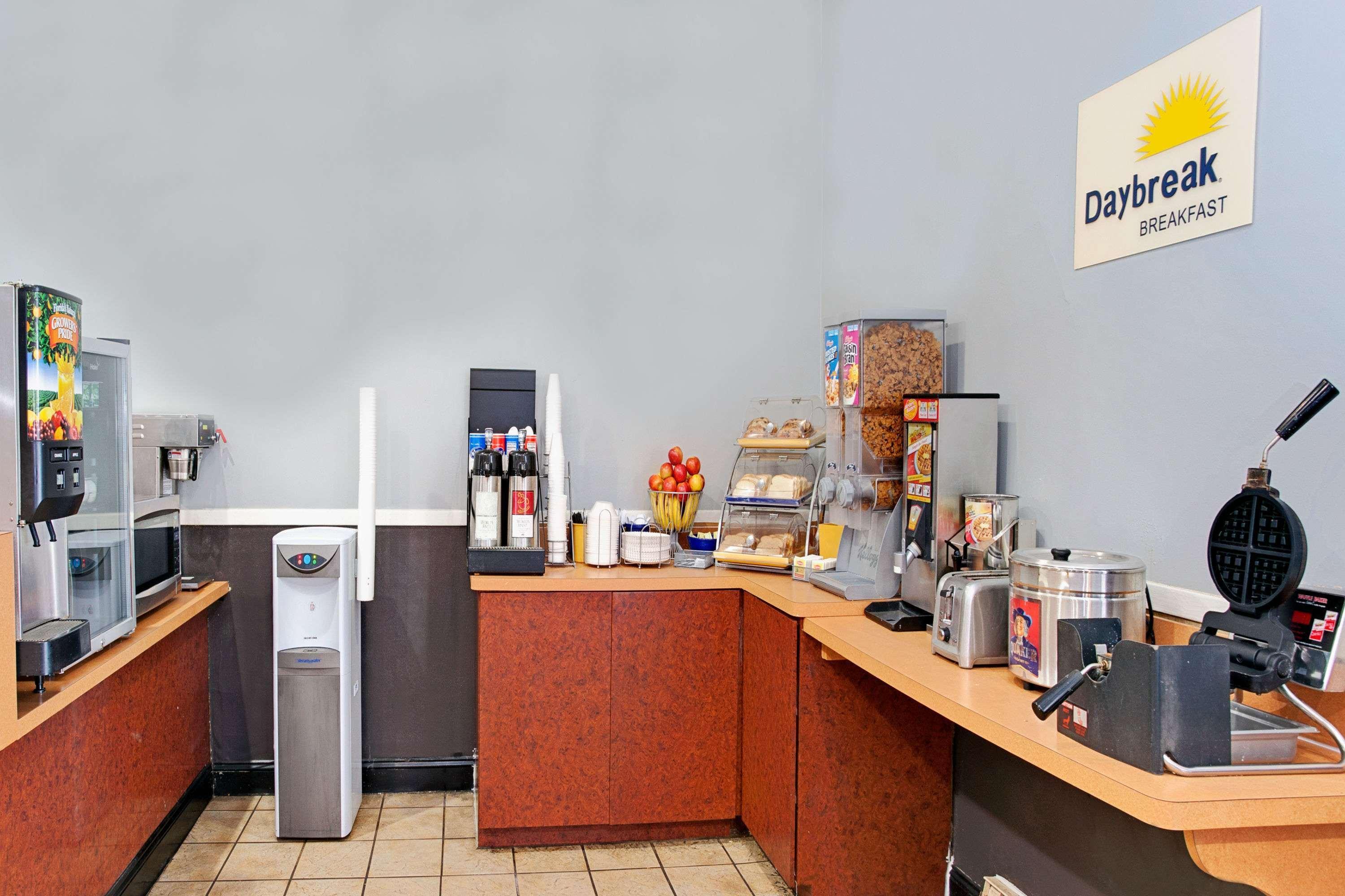 Days Inn By Wyndham Livonia Canton Detroit Экстерьер фото