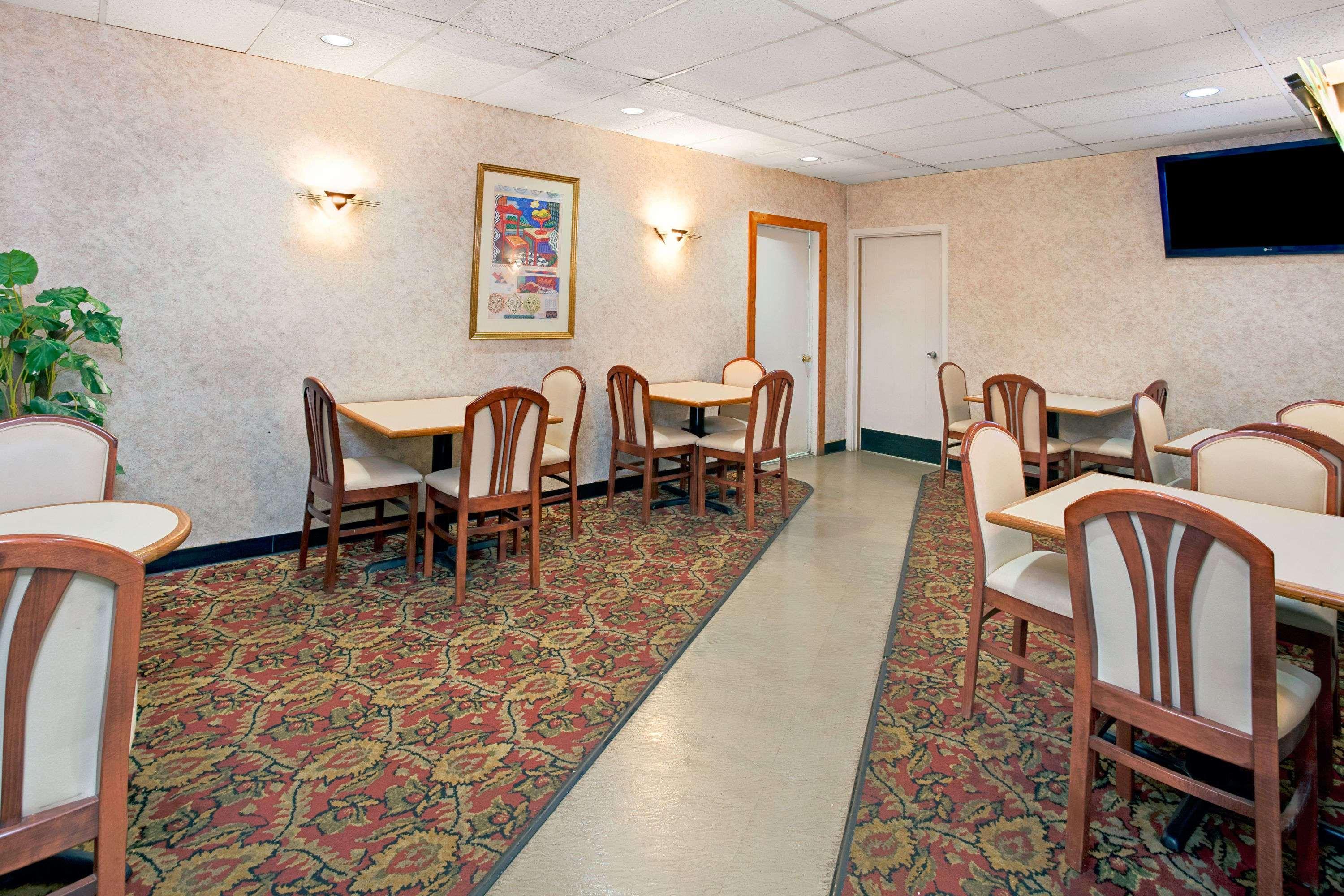 Days Inn By Wyndham Livonia Canton Detroit Экстерьер фото