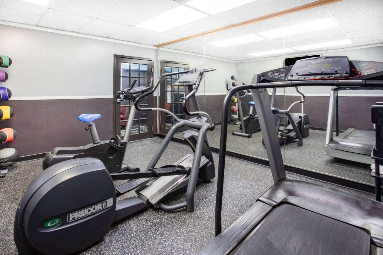 Days Inn By Wyndham Livonia Canton Detroit Экстерьер фото