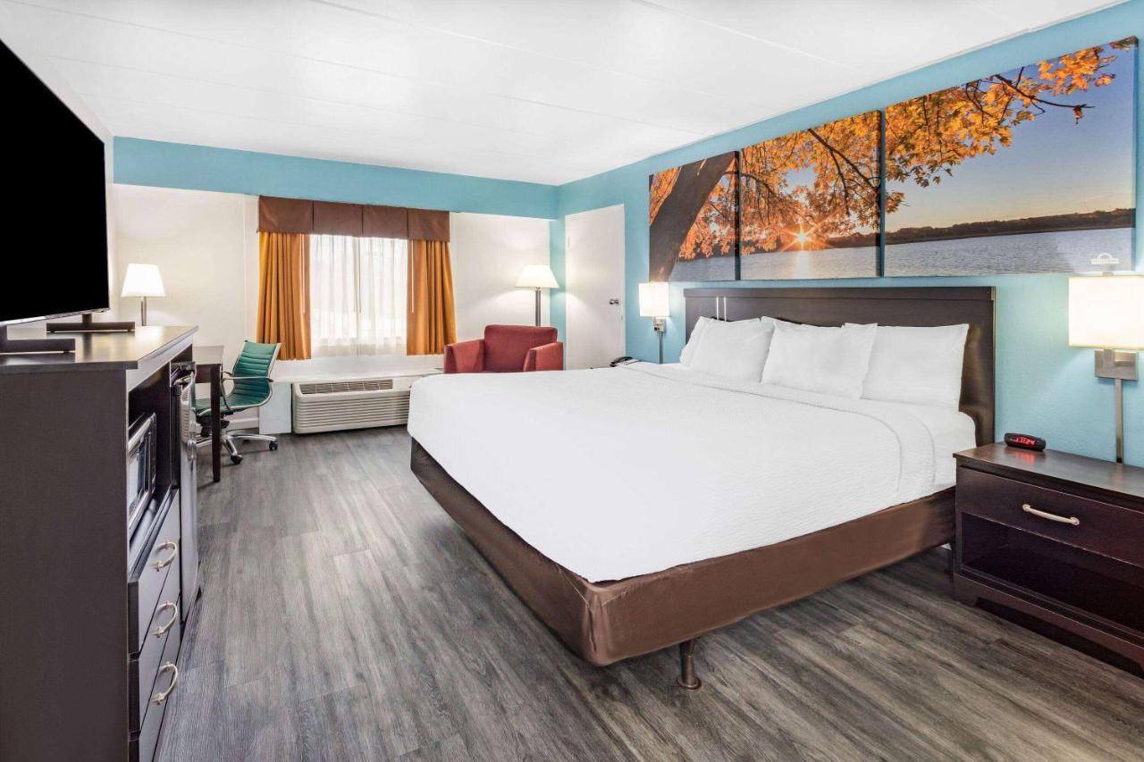 Days Inn By Wyndham Livonia Canton Detroit Экстерьер фото