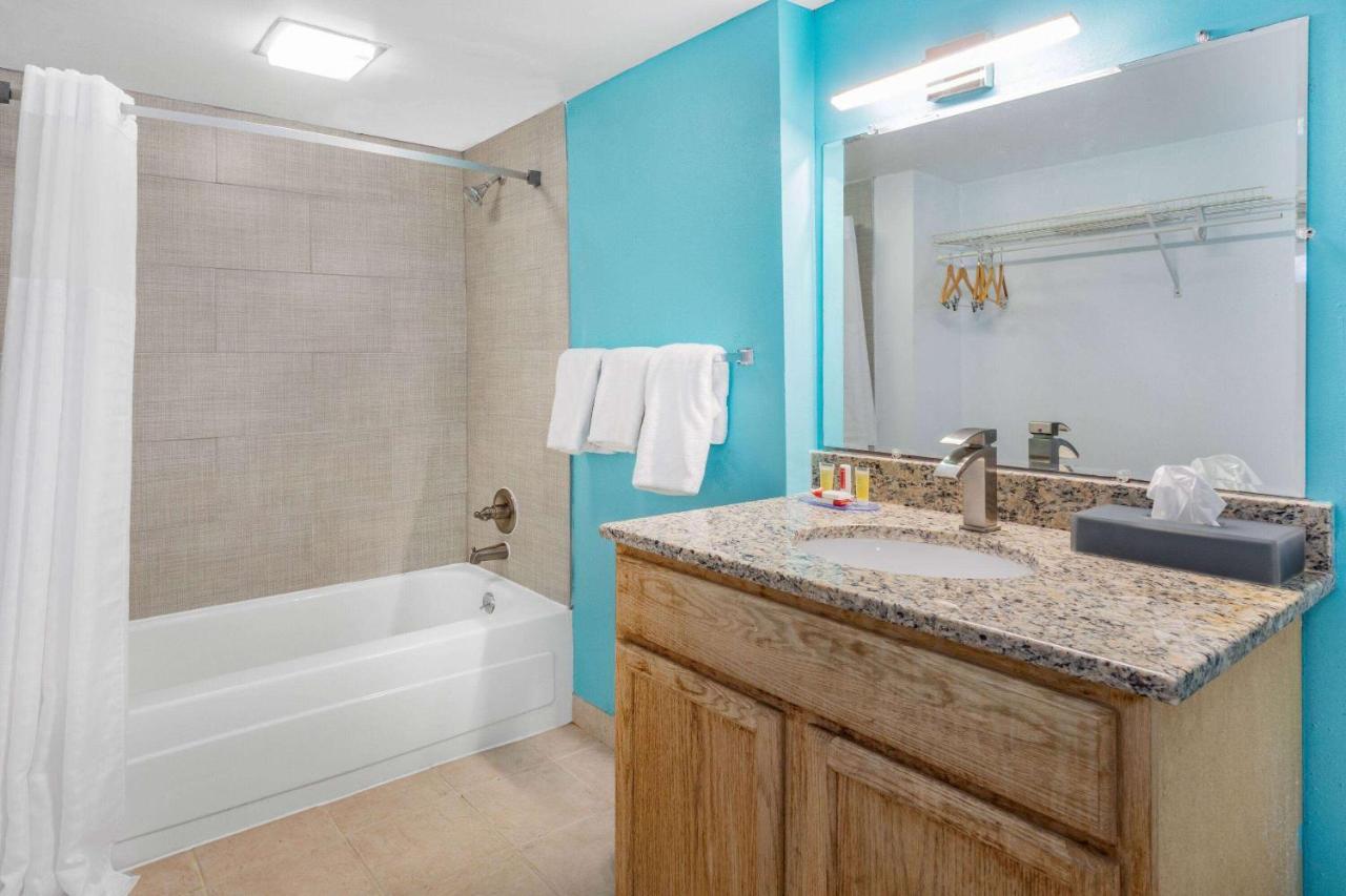 Days Inn By Wyndham Livonia Canton Detroit Экстерьер фото