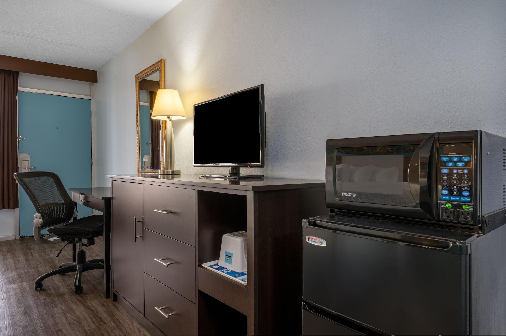 Days Inn By Wyndham Livonia Canton Detroit Экстерьер фото