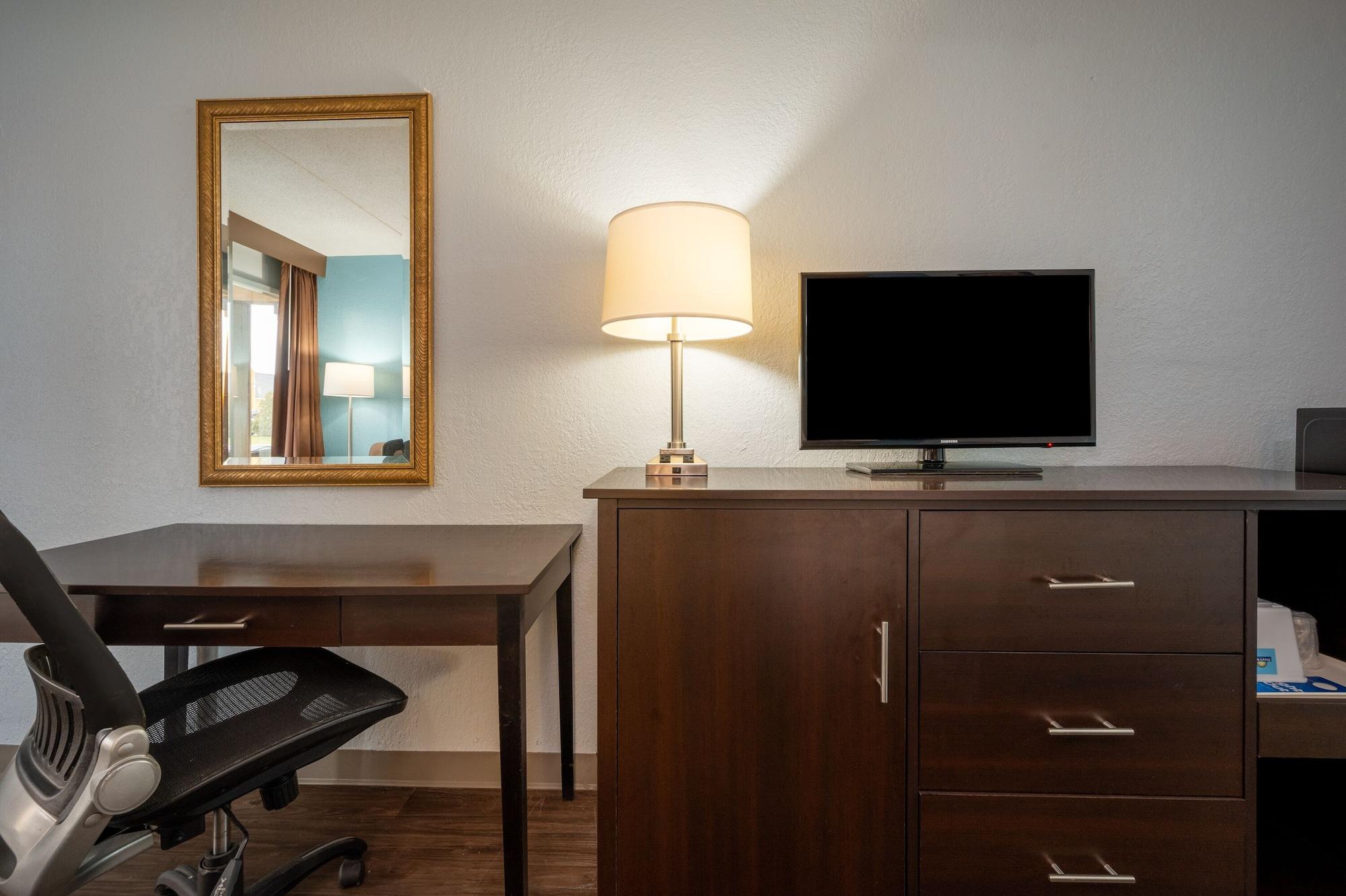 Days Inn By Wyndham Livonia Canton Detroit Экстерьер фото