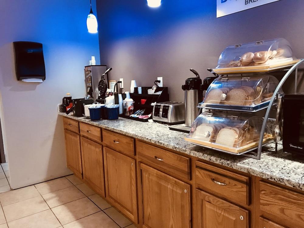 Days Inn By Wyndham Livonia Canton Detroit Экстерьер фото