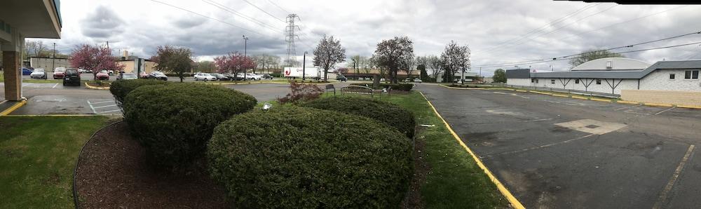 Days Inn By Wyndham Livonia Canton Detroit Экстерьер фото